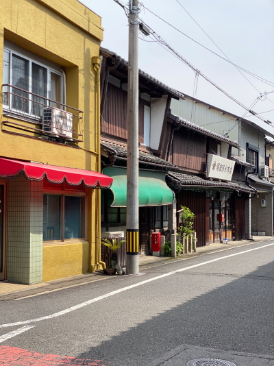 シャッターを閉じたレトロな個人商店が静かに佇む、かつて賑わいを見せた林町の古い路地の風景
