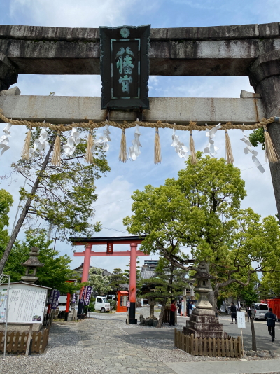 木々の緑に囲まれた中に、堂々とそびえ立つ大垣八幡宮の立派な石造りの大鳥居