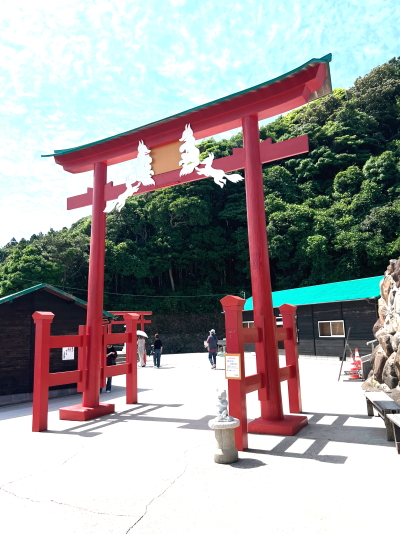 白い狐のモチーフが掲げられた元乃隅神社の大きな鳥居