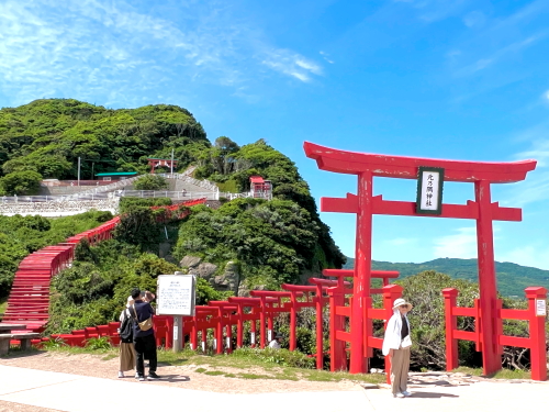 澄み渡る青空と緑の山間に映える元乃隅神社の赤い鳥居