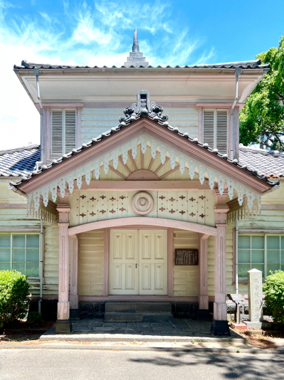 萩の旧萩学校教員室を正面エントランス