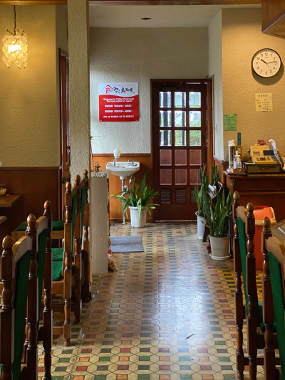 コーヒーハウスROCOCOのノスタルジーあふれる落ち着いた店内全景