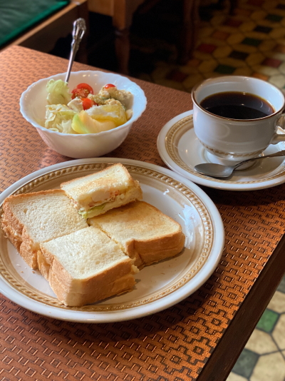 卵サラダとレタスがたっぷり入ったホカホカのトーストサンド