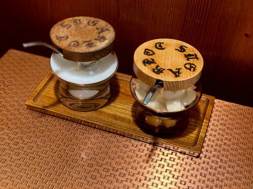 トーストサンドと手作りサラダがのった豪華なモーニングプレート