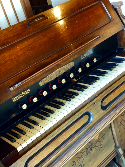 レトロなYAMAHA ORGANの旧ロゴと草花装飾のディテール
