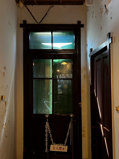 1階から屋上の宴会場へ温かい料理を運ぶための手動式エレベーター遺構