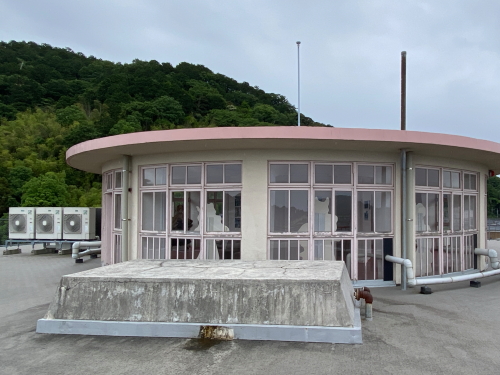 屋上の円形塔屋と手前にある朝礼台
