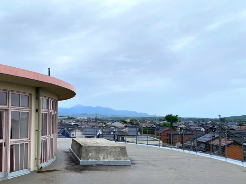 旧明倫小学校の屋上から見渡す倉吉の街並みと雄大な自然景色