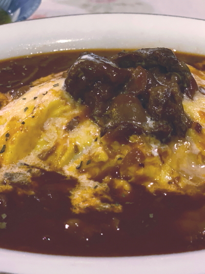 オムハヤシに添えられた牛スジおでんのスープ