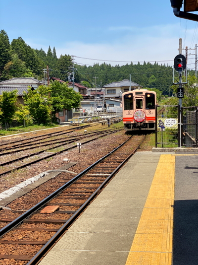 VIVANTラッピングが施されたローカル線・明知鉄道の車両