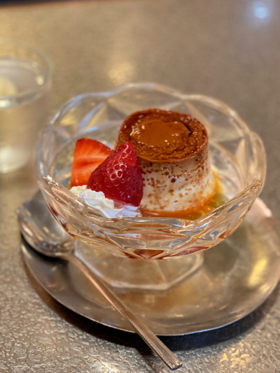 いちごと生クリームが添えられたB三共の手作り固めプリン