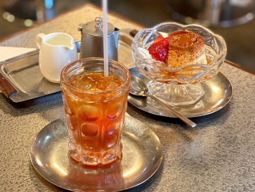 銀のコースターに乗ったアイスティーと手作りプリン