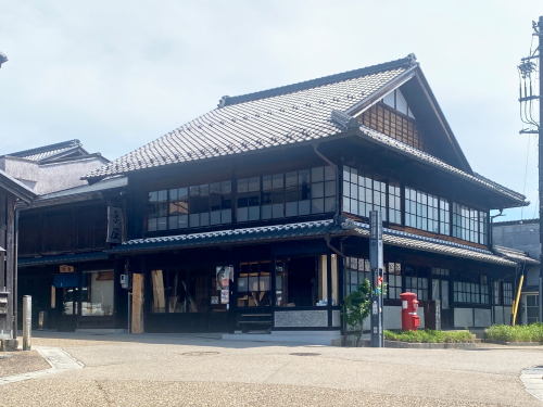 岩村城下町のメインストリートと両脇に建ち並ぶ重厚な歴史的木造建築