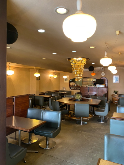 B三共の客席テーブルと落ち着いた店内風景