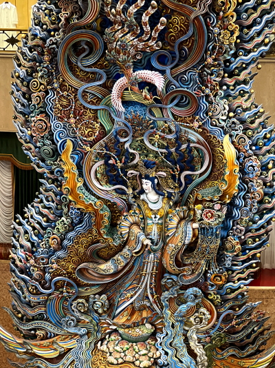 色彩豊かで神々しい表情を浮かべる天女像の正面近接ショット