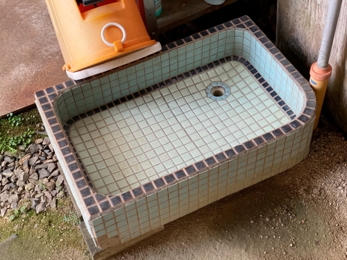 工芸の館土佐屋の敷地内で見つけた小ぶりで可愛い水色モザイクタイルの流し台