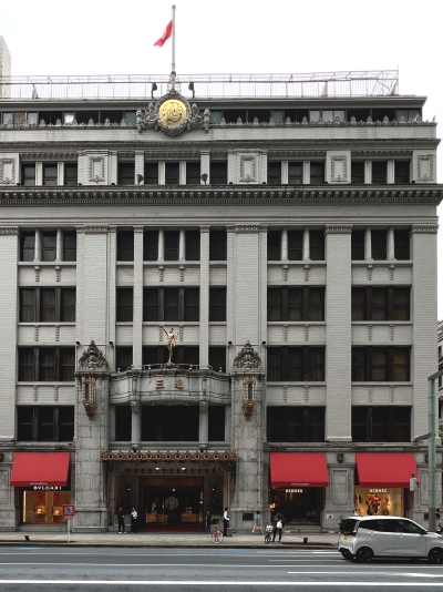 重厚なルネサンス様式の外観を誇る日本橋三越本店の建物