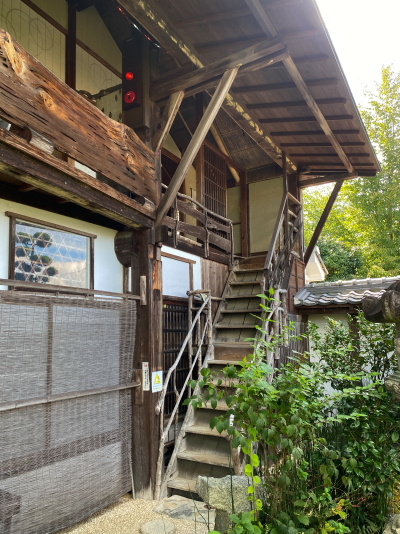 木村邸の中庭から蔵の2階へ続く野趣あふれる木製外階段