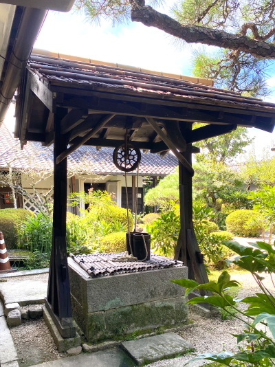 木村邸の中庭にある屋根付きの古い井戸