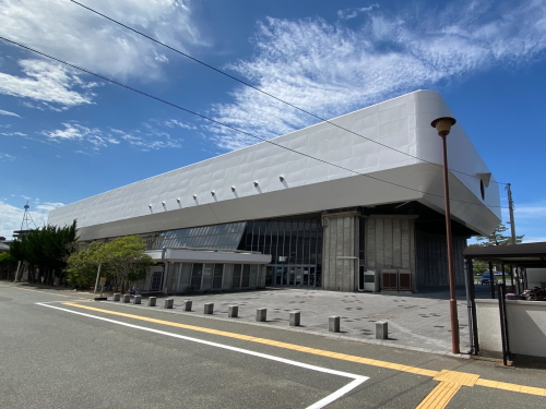 武家屋敷の街並みに突如現れる、宇宙船のような外観の萩市民館