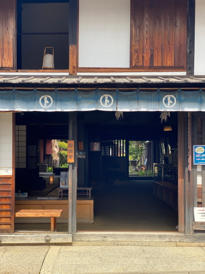 工芸の館土佐屋の風情ある木造建築と格子窓