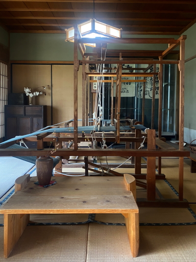 土佐屋の仕事場内に展示された昔ながらの木製機織り機