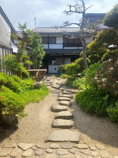 土佐屋の母屋と奥の作業場をつなぐ美しい緑の中庭