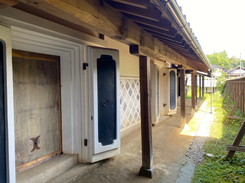 土佐屋の敷地奥に立つ重厚な白壁の蔵