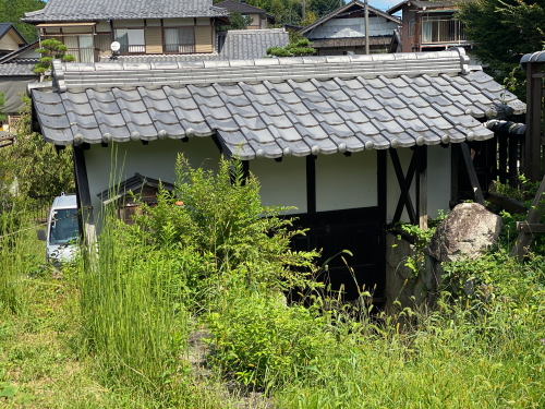 土佐屋の最奥にある草むらに囲まれたひっそり佇む隠れ蔵