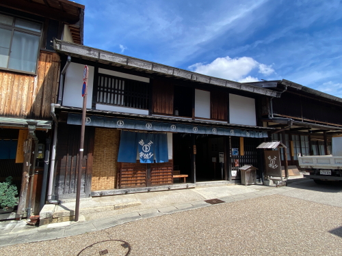 恵那市岩村の城下町にある工芸の館土佐屋の外観と藍色の暖簾