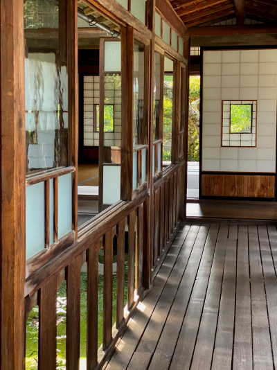 勝川家 中庭に面して続く光の差し込む渡り廊下