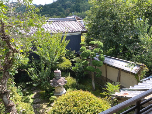 2階娘の部屋から見下ろす緑豊かな中庭と瓦屋根