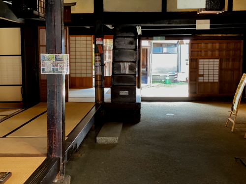 勝川家の帳場がある広い土間空間