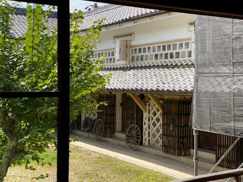 勝川家の敷地奥に佇む立派な土蔵となまこ壁