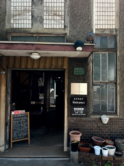 入口の上に突き出たキャノピーと煉瓦の壁
