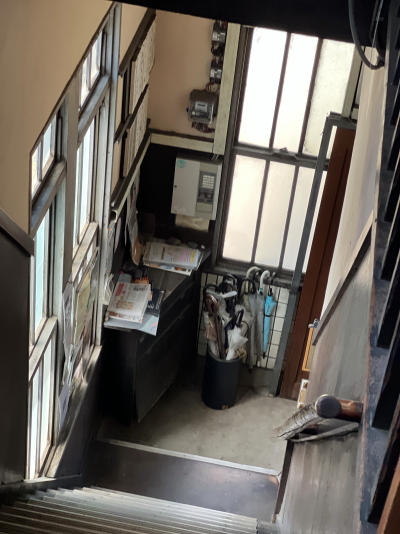 見学可能な館内の廊下とレトロな階段手前