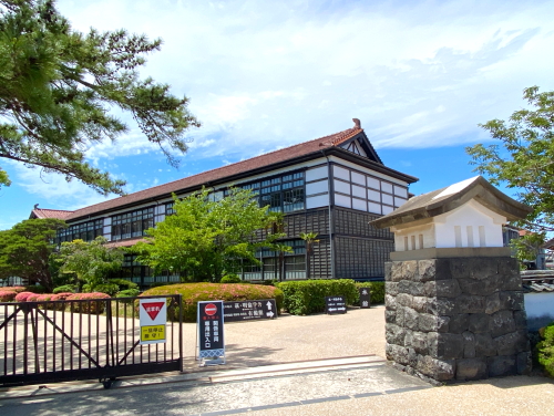 赤い石州瓦が印象的な萩・明倫学舎の木造校舎外観