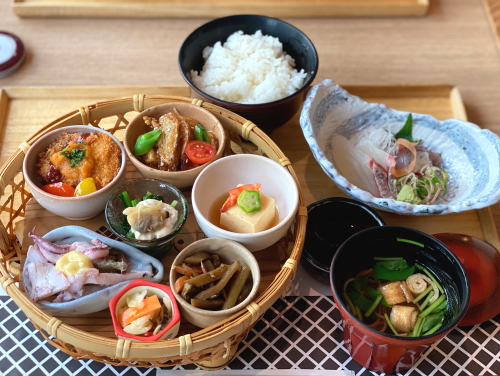 本館内にあるレストラン萩暦の落ち着いたレトロな空間
