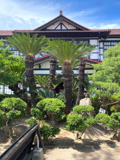 歴史を感じさせる萩・明倫学舎の建物と空