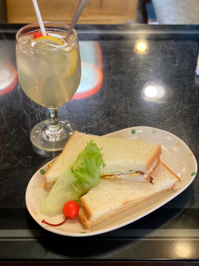 玉子のサンドイッチハーフセットとレモンスカッシュ