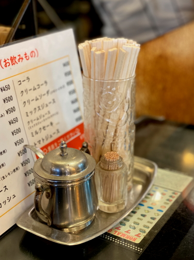 あらかじめ箸やつまようじがセットされたテーブル
