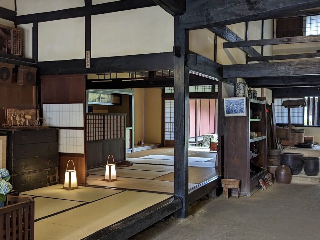 土佐屋の母屋にある帳場と和室の様子