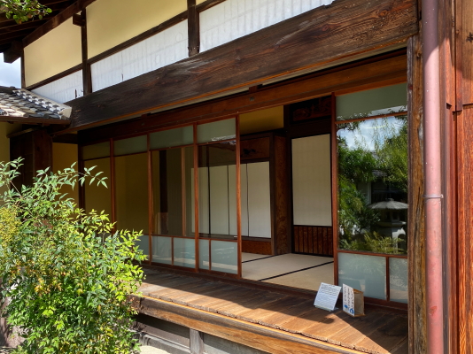 木村邸の中庭と緑豊かな庭園の様子