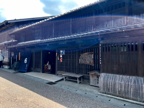 岩村城下町にある木村邸の重厚な格子と板壁の外観