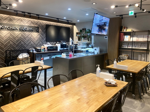 スギモト本店 1階奥の広々としたイートインスペース