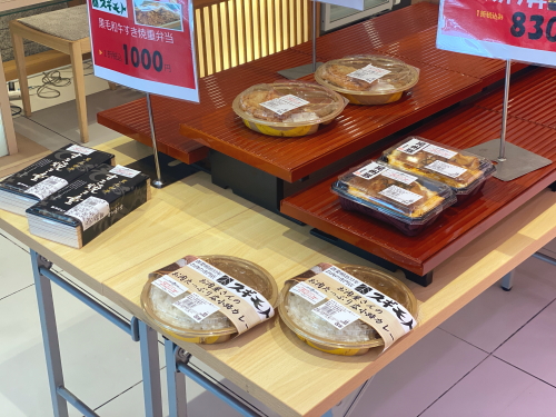 スギモト本店 1階テイクアウトコーナーに並ぶお弁当