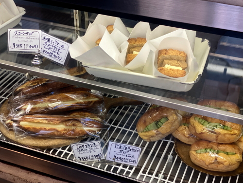スーリープーの冷蔵ケースに並ぶたまごサンドやスコーンサンド