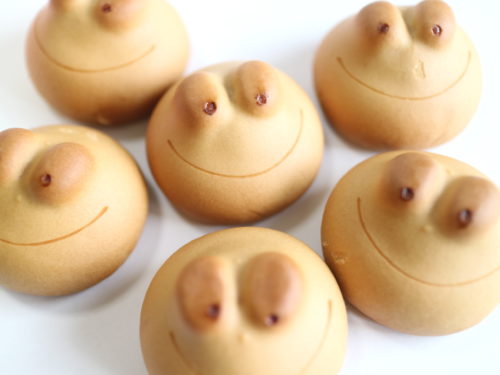 職人が焼き付けた表情豊かなカエルまんじゅう
