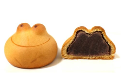 カエルまんじゅうを半分に割ったこしあんの断面
