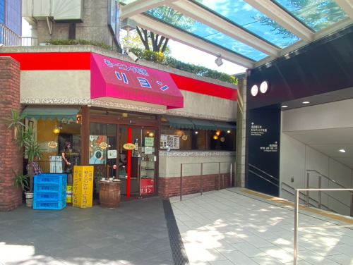 モーニング喫茶リヨンの店舗入口と半地下の階段